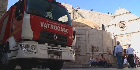 Vatrogasno vozilo iz kojeg Dubrovčani uzimaju vodu (Foto: Dnevnik.hr) - 1