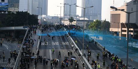 Prosvjednici u Hong Kongu žestoko se sukobljavaju s policijom (Foto: AFP) - 2