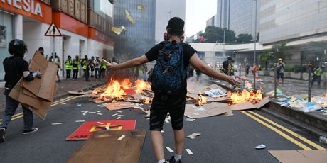 Prosvjednici u Hong Kongu žestoko se sukobljavaju s policijom (Foto: AFP) - 1