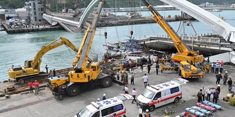 Na Tajvanu se srušio most (Foto: AFP) - 1