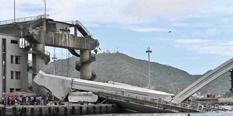 Na Tajvanu se srušio most (Foto: AFP) - 3