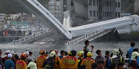 Na Tajvanu se srušio most (Foto: AFP) - 4