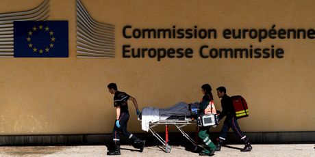 Pokušao se zapaliti ispred zgrade Europske komisije (Foto: AFP) - 4