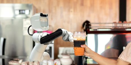 Robot služi čovjeka (Ilustracija: Getty)