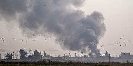 Dim nad sirijskim gradom Tal Abyad nakon turskog bombardiranja (Foto: AFP)