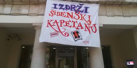 Poruka podrške Dinu Miškiću (Foto: ŠibenikIN)