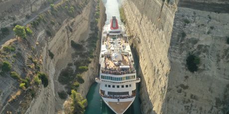 Kruzer prolazi kroz Korintski kanal (Foto: Twitter/Fred. Olsen Cruise Lines)