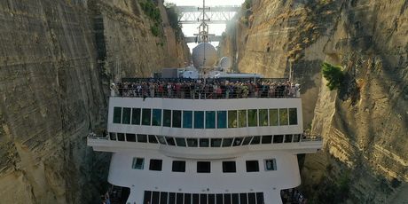 Kruzer prolazi kroz Korintski kanal (Foto: Twitter/Fred. Olsen Cruise Lines)