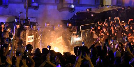 Sukobi na ulicama Barcelone (Foto: AFP)