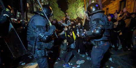 U sukobima prosvjednika i policije u katalonskim gradovima ozlijeđene 74 osobe (Foto: AFP)