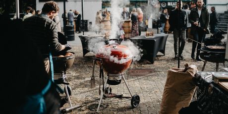 Prijateljsko okupljanje ispred Meat the King boutiquea