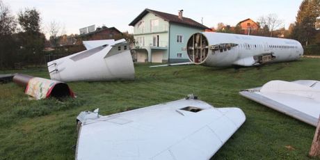 Avion parkiran u dvorištu obiteljske kuće u Zaboku (Foto: Zagorje.com)