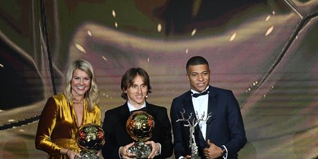 Luka Modrić s nagradom Zlatna lopta (Foto: AFP)