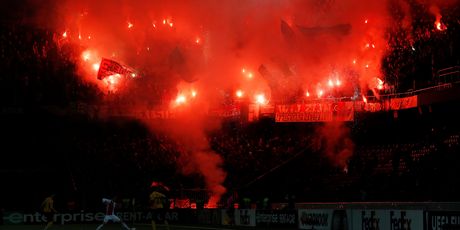 Bakljada navijača Feyenoorda u Bernu (Foto: AFP)