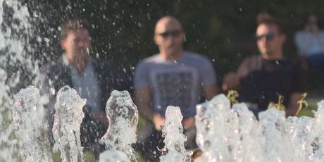 Pjevači kroz fontanu (Foto: Dnevnik.hr)