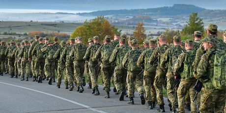 Prvi naraštaj novih vođa HV-a na hodnji od Udbine do Knina (Foto: MORH / T. Brandt)