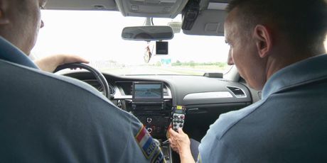 Policajci za volanom (Foto: Dnevnik.hr)