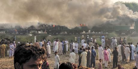 Izbio požar u vlaku u Pakistanu (Foto: AFP) - 4