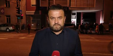 Andrija Jarak ispred stana Dragana Kovačevića