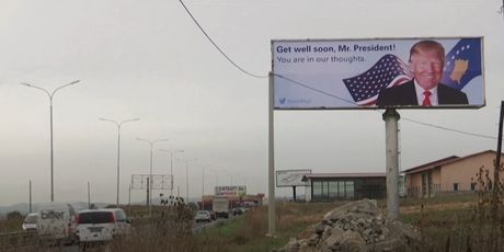 U Kosovu osvanuo plakat podrške Trumpu - 5
