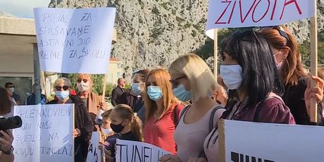 Prosvjed u Omišu - Građani žele tunel - 3