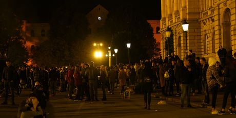 Okupljanje mladih ispred HNK-a u Zagrebu