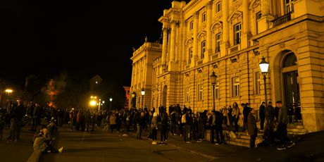 Okupljanje mladih ispred HNK-a u Zagrebu