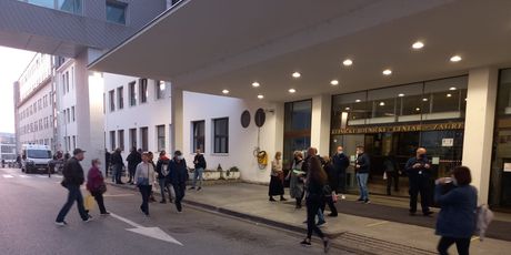 Pacijenti na ulazu u KBC Zagreb