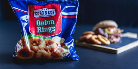 Kolutići od luka - klasičan prilog američkom hamburgeru