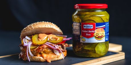 Sveamerički sočan burger ne ide bez slatko-kiselih krastavaca