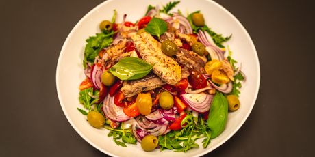 Master jela u 15 min: Mediteranska salata sa slanutkom i skušom - 5