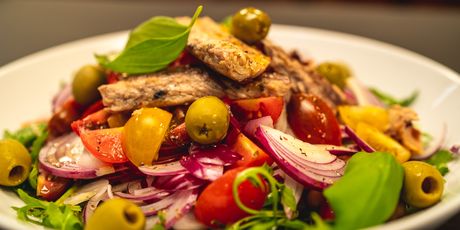 Master jela u 15 min: Mediteranska salata sa slanutkom i skušom - 6