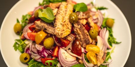 Master jela u 15 min: Mediteranska salata sa slanutkom i skušom - 7