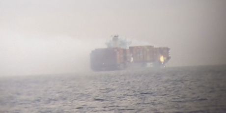 Zapaljeni kontejneri na brodu - 2