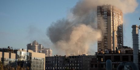 Dim iznad zgrade u Kijevu nakon eksplozije drona kamikaze
