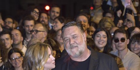 Russell Crowe i Britney Theriot - 2
