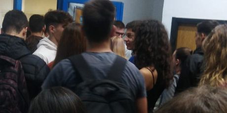 Studenti su čekali dulje od sat vremena u redu za večeru.
