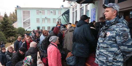 Ljudi pristigli iz Hersona čekaju daljnju evakuaciju u dubinu Rusije na željezničkoj stanici Džankoj na Krimu