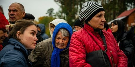 Lokalno stanovništvo čeka u redu da primi hranu i humanitarnu pomoć u Donjecku