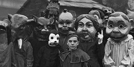 Djeca s maskama za Noć vještica