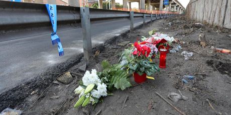 Cvijeće i svijeće na mjestu pogibije iz putnika iz autobusa