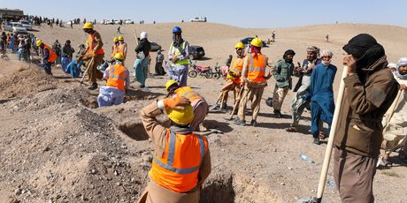 Afganistanci lopatama i rukama izvlače preživjele iz ruševina
