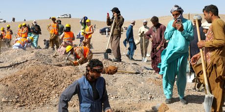 Afganistanci lopatama i rukama izvlače preživjele iz ruševina