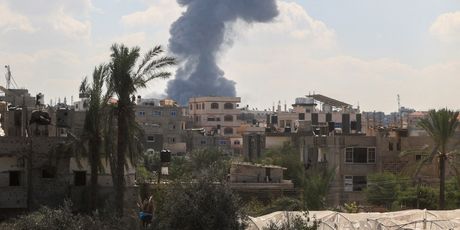 Dim nakon izraelskog napada u južnom pojasu Gaze, dok se borbe između Izraela i pokreta Hamas nastavljaju šesti dan zaredom