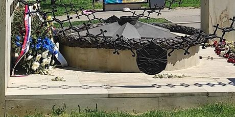 Beograđanka se sunča na groblju za žrtve genocida