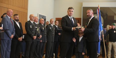 Predsjednik Milanović uručio odlikovanja hrvatskim braniteljima