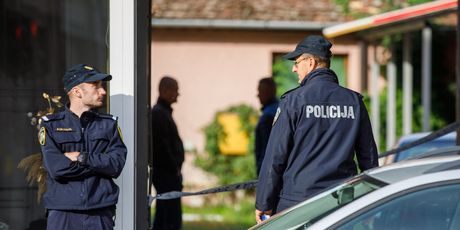 Policija u dvorištu stambene zgrade u Osijeku obavlja očevid