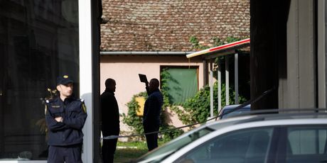 Policija u dvorištu stambene zgrade u Osijeku obavlja očevid - 2