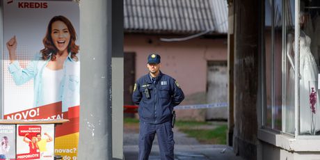 Policija u dvorištu stambene zgrade u Osijeku obavlja očevid - 3