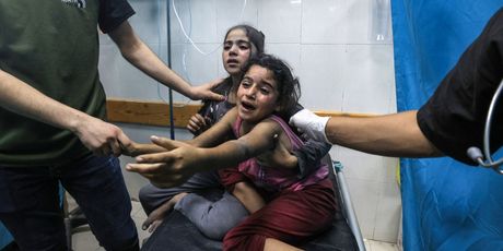 Raketiranje bolnica u Gazi